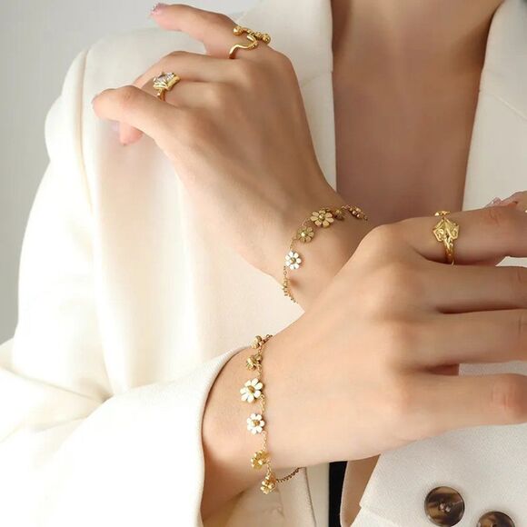 Gold Daisy Flower Bracelet Boho Bracelet Dainty Flower Bracelet Floral Gift - Picture 3 of 3